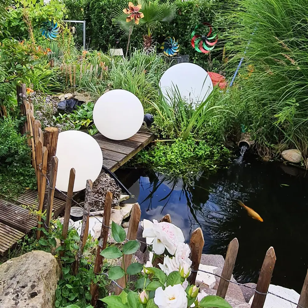 Mein-Pflanztopf.de - Leuchtkugel und Gartenbeleuchtung GLANDIS mit Solarspeicher und RGB-LED Licht
