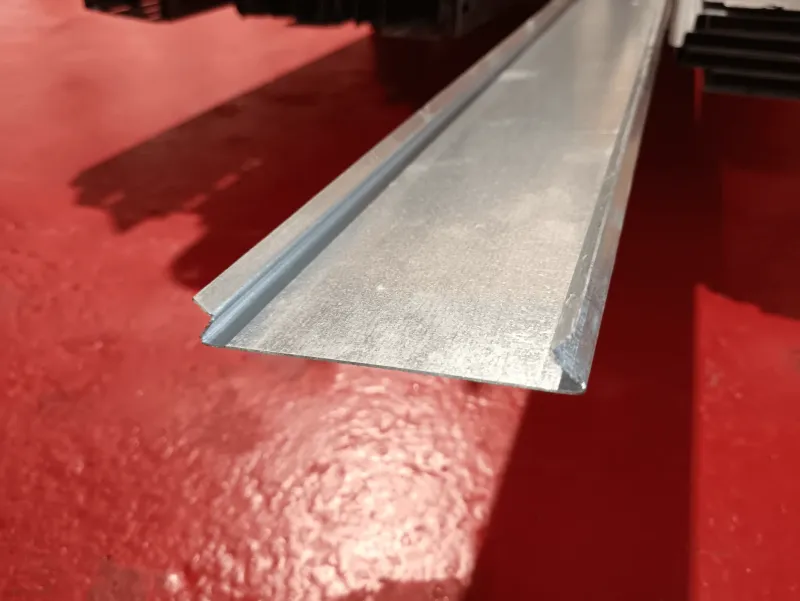 profil capot passage de cable 1,48m (surplus chantier)